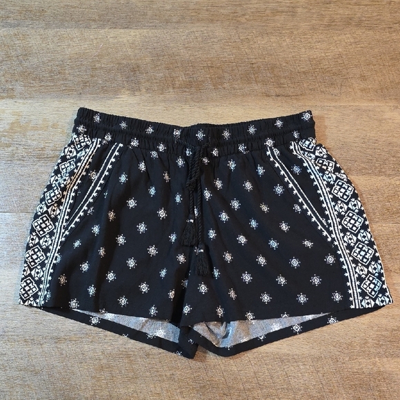 Old Navy - Elastic Waist Black and White Shorts. Size M - Picture 1 of 5